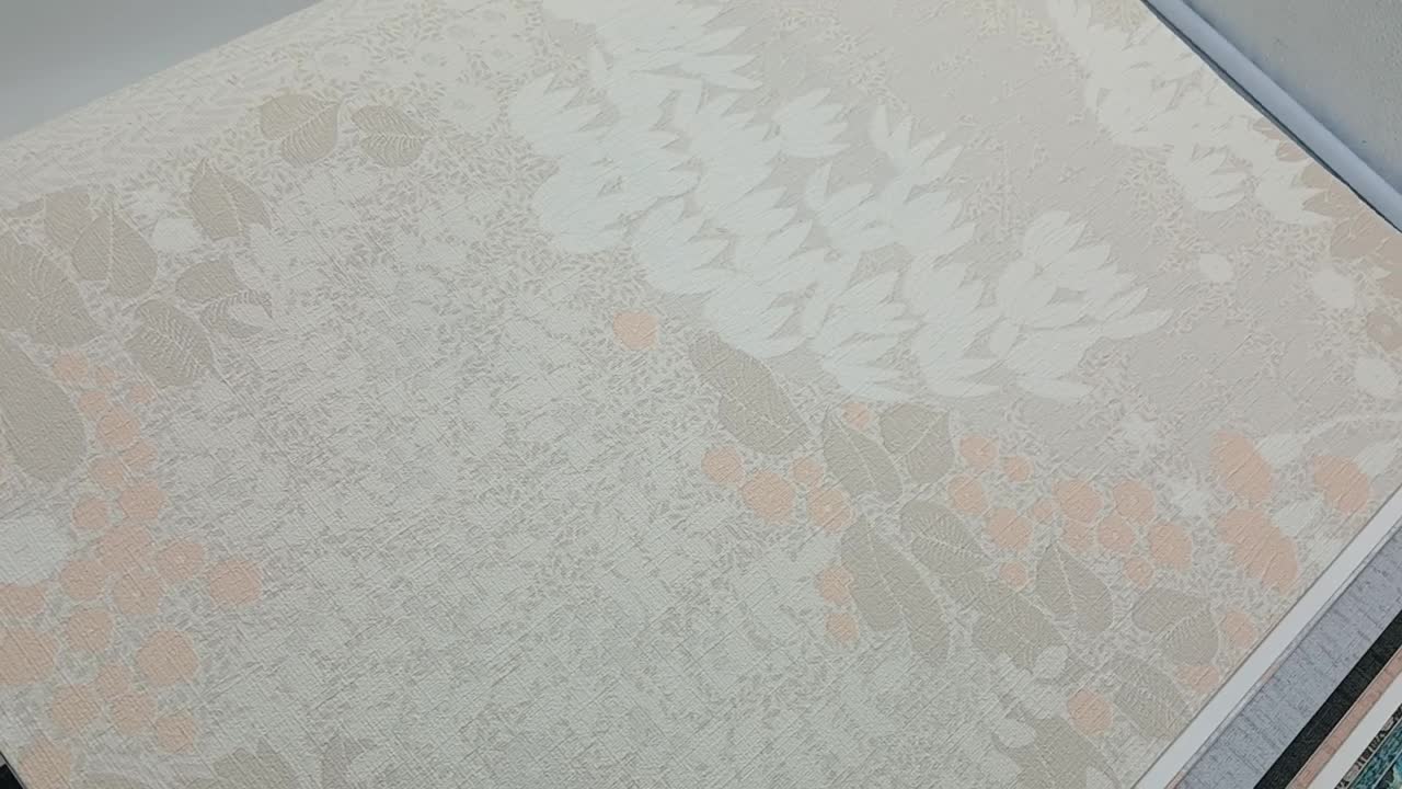 Vinyl tapéta leveles mintával natur és rózsaszín színekkel