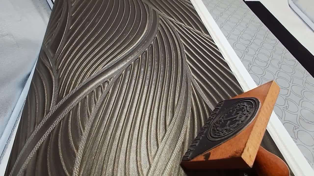 Olasz vinyl tapéta elegáns antracit leveles mintával