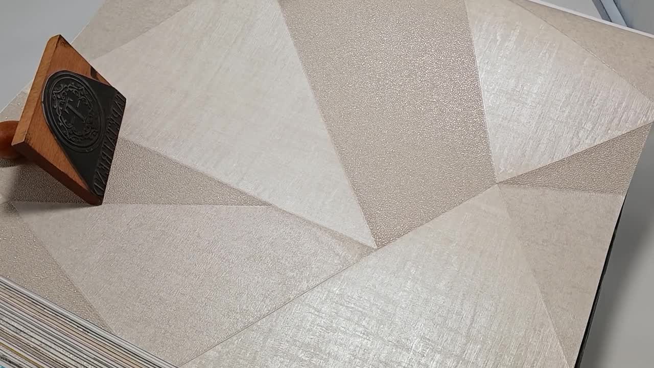 Modern olasz geometria mintás design tapéta csillogó kiemelt mintákkal beige színben