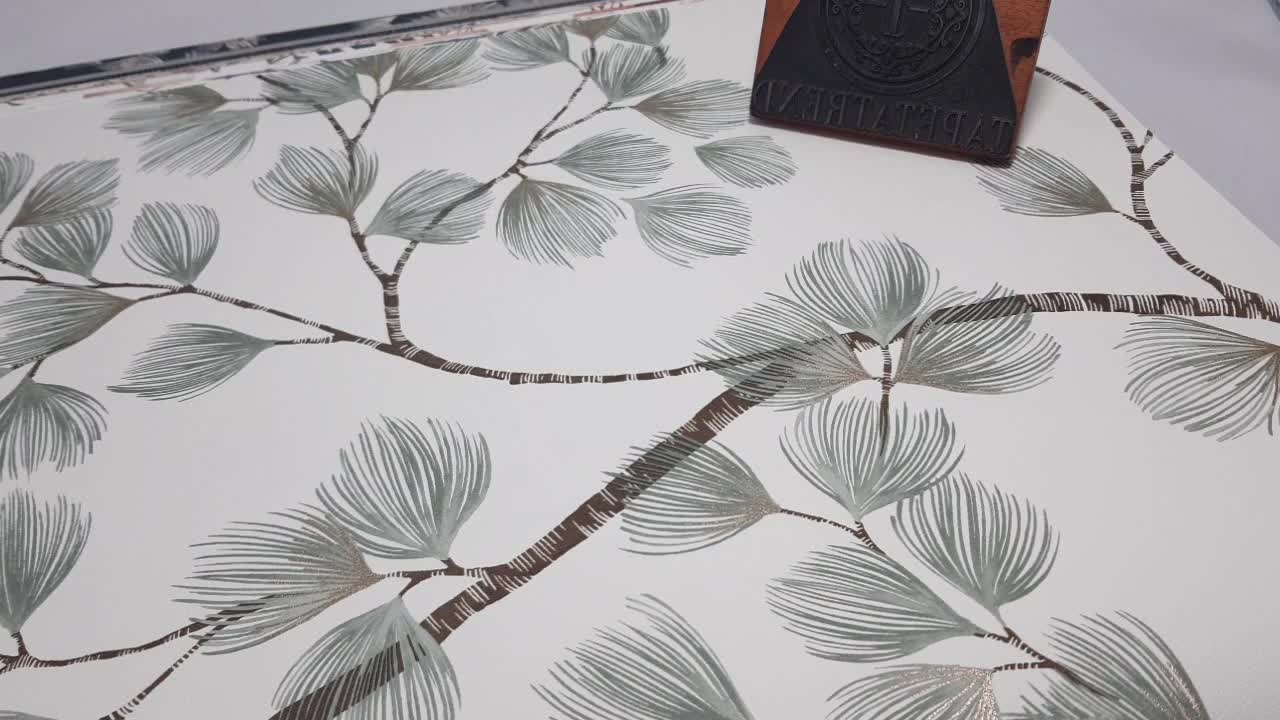 Szürkészöld levélmintás vlies dekor tapéta