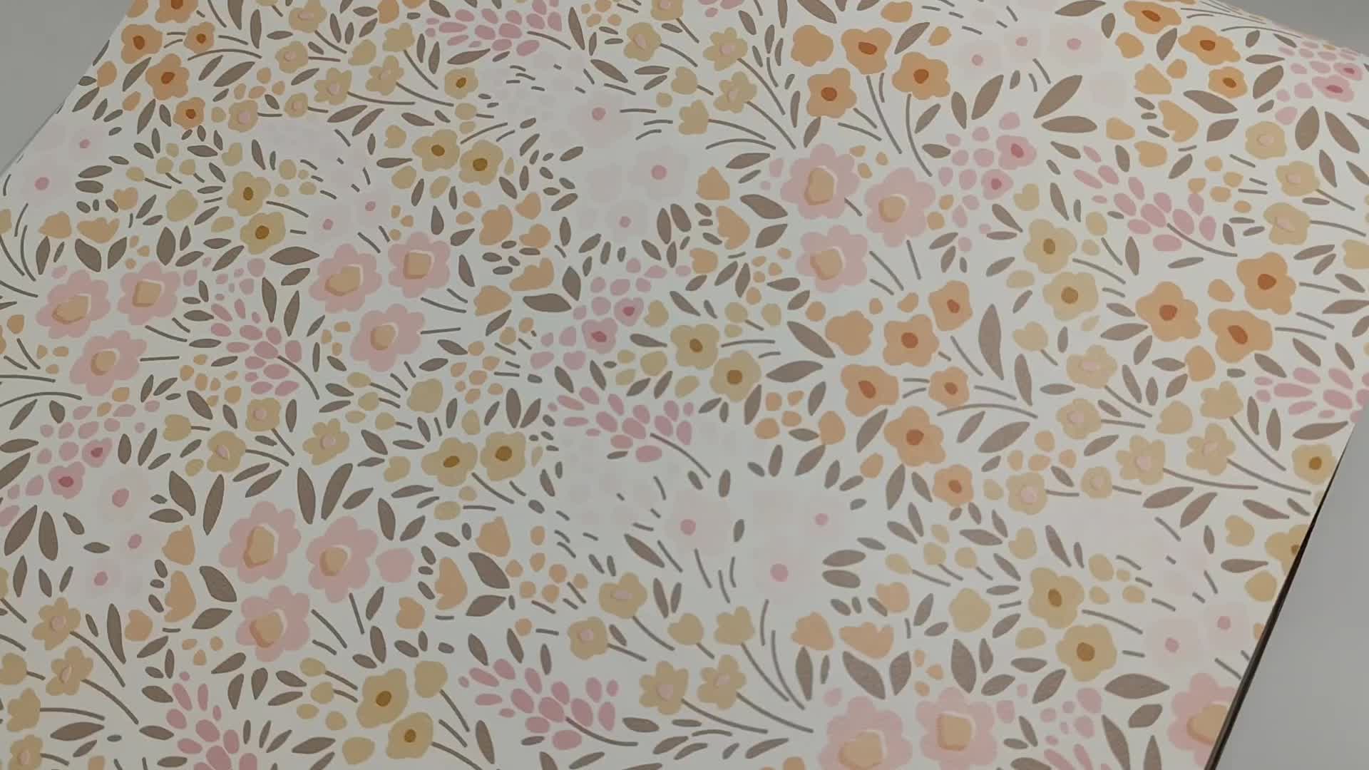 Halvány rózsaszín alapon színes virág mintás gyerek design tapéta