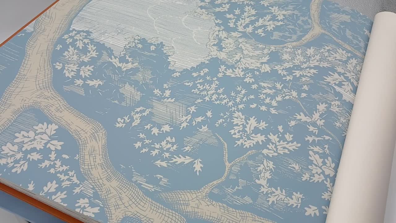 Harlequin luxus tapéta kék rajzolt erdei fás mintával