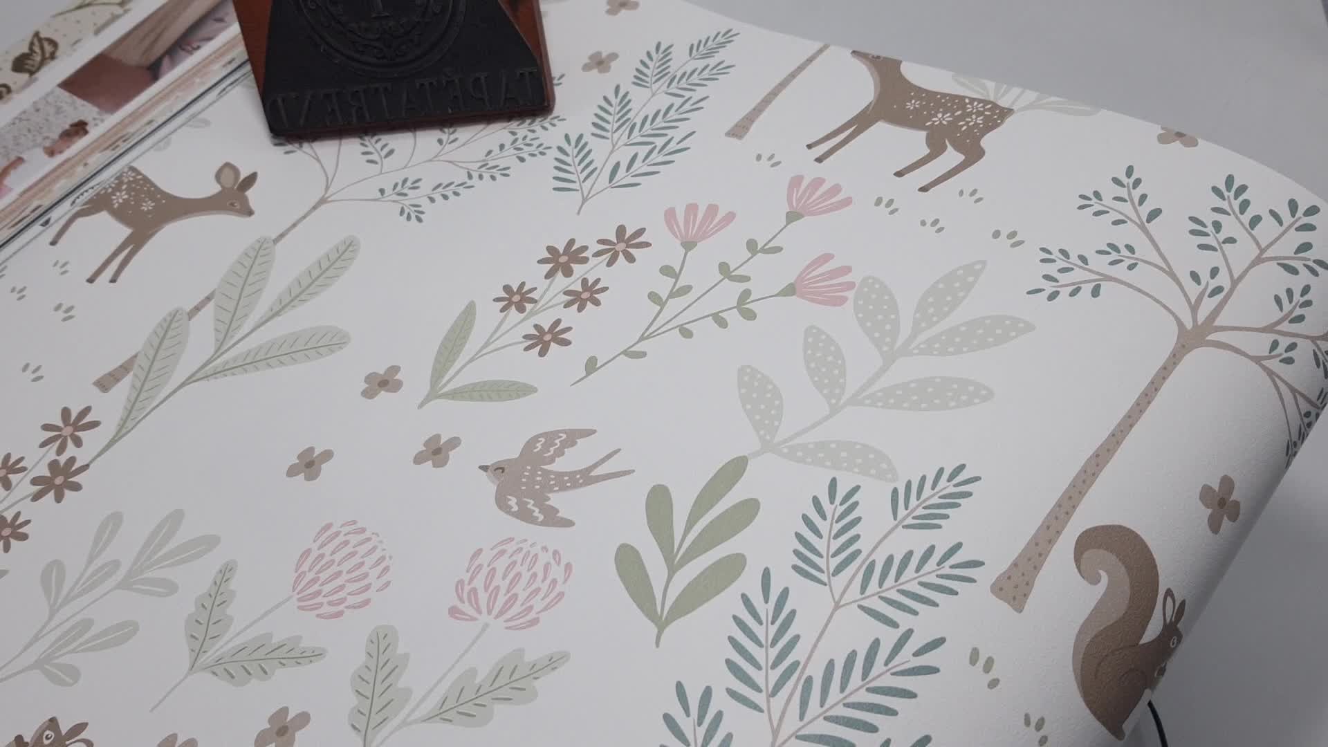 Fehér alapon madár, nyuszi, őzike és virág mintás gyerek design tapéta