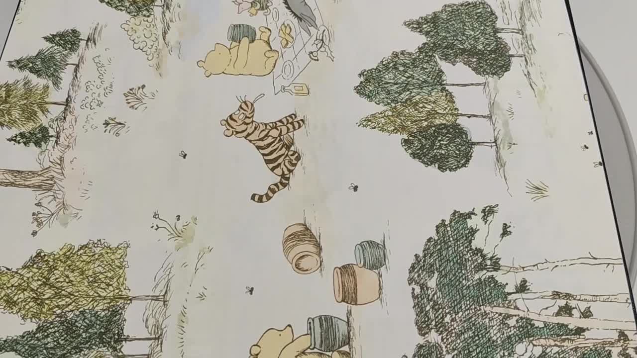 Sanderson gyerek design tapéta Disney Micimackó mintával zöldes színvilágban