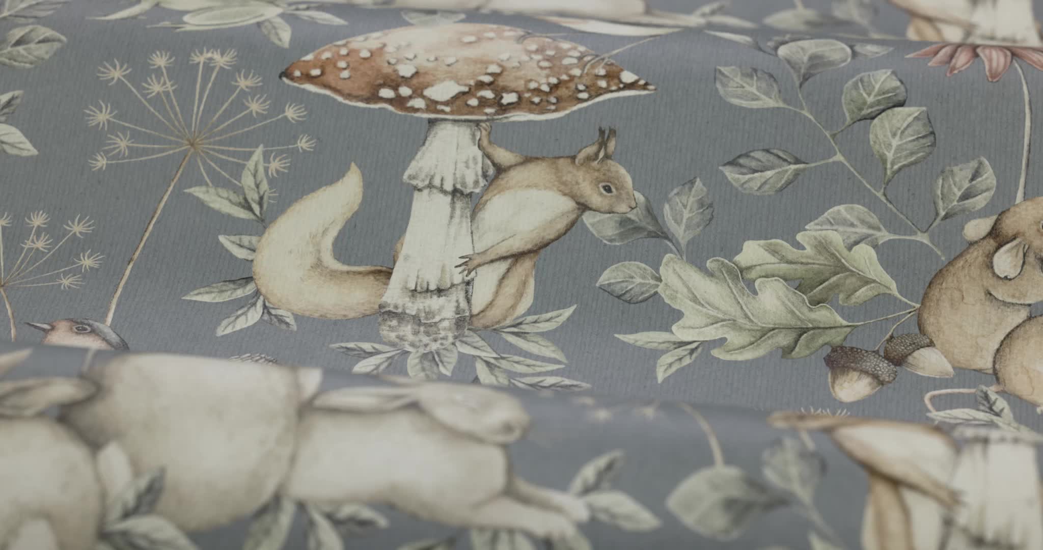 Szürkéskék erdei állatos gyerek tapéta nyuszi mókus mintával