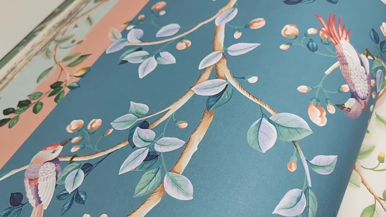 Kék madár mintás tapéta romantikus virág mintával