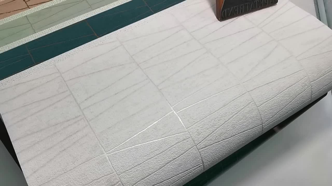 Dekor tapéta fehér anyagában mintás geometriai mintával