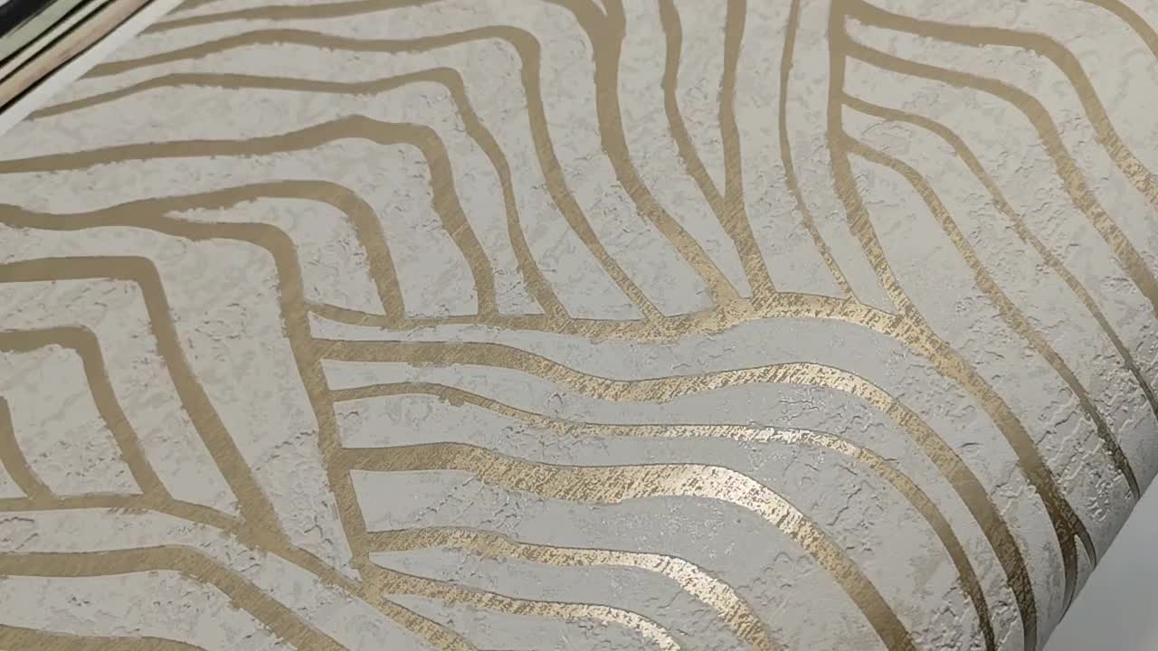 Hullám mintás dekor tapéta bézs színben metálos mintával