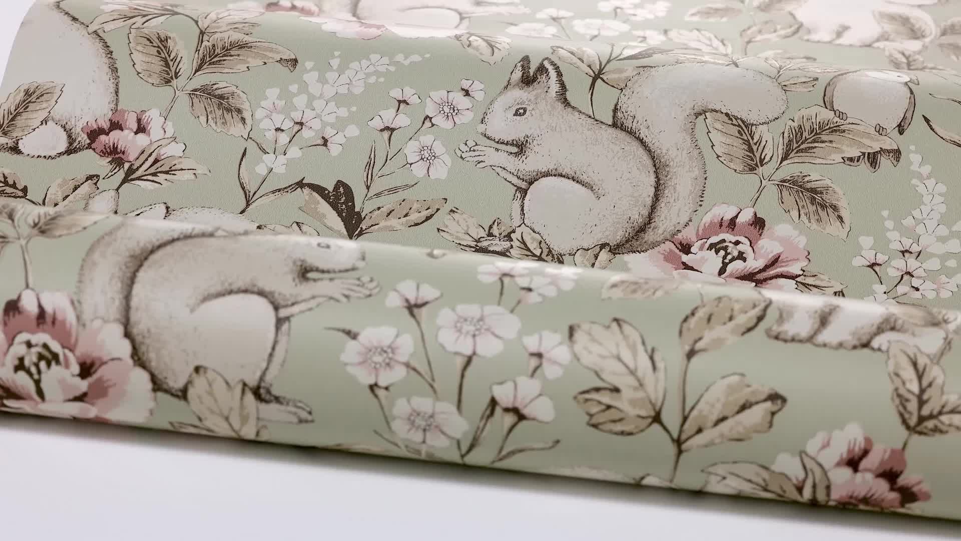 Gyerek tapéta zöld erdei állatos mintával nuszi mókus