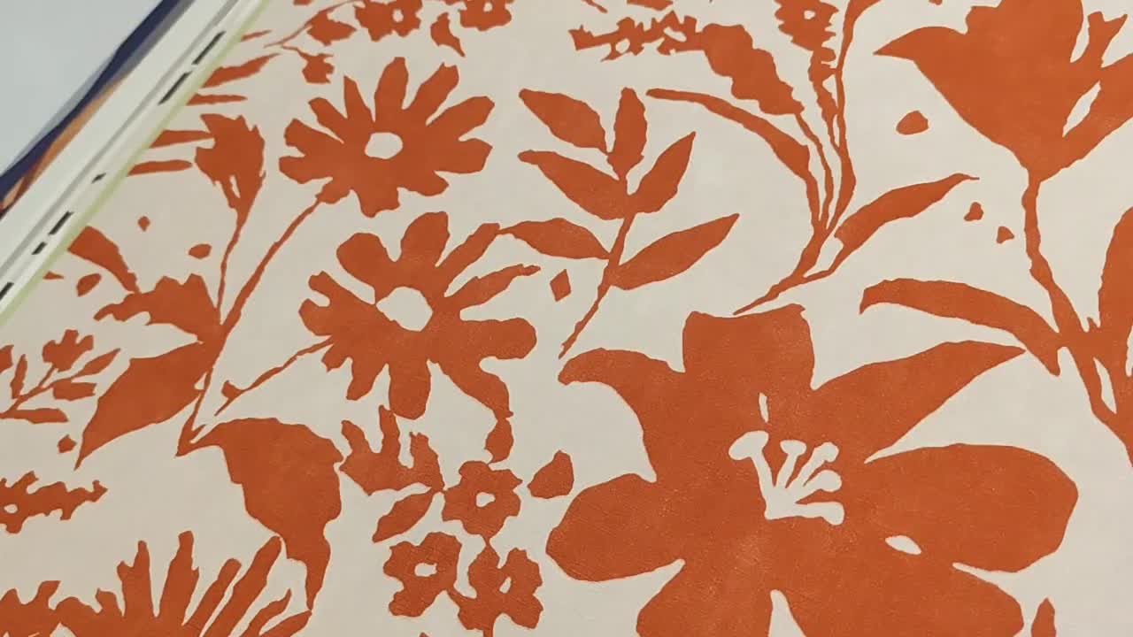 Narancssárga tapéta virágos mintával