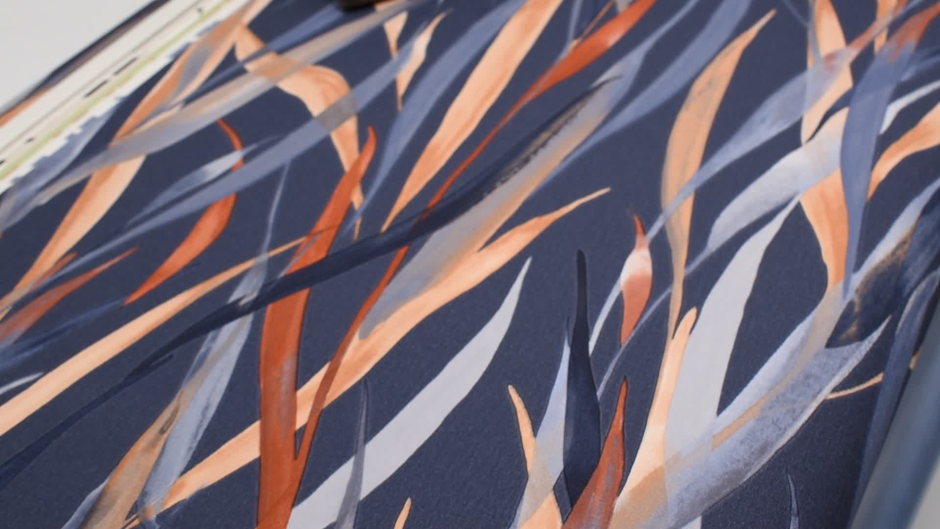 Dekor tapéta sötétkék színben leveles mintával