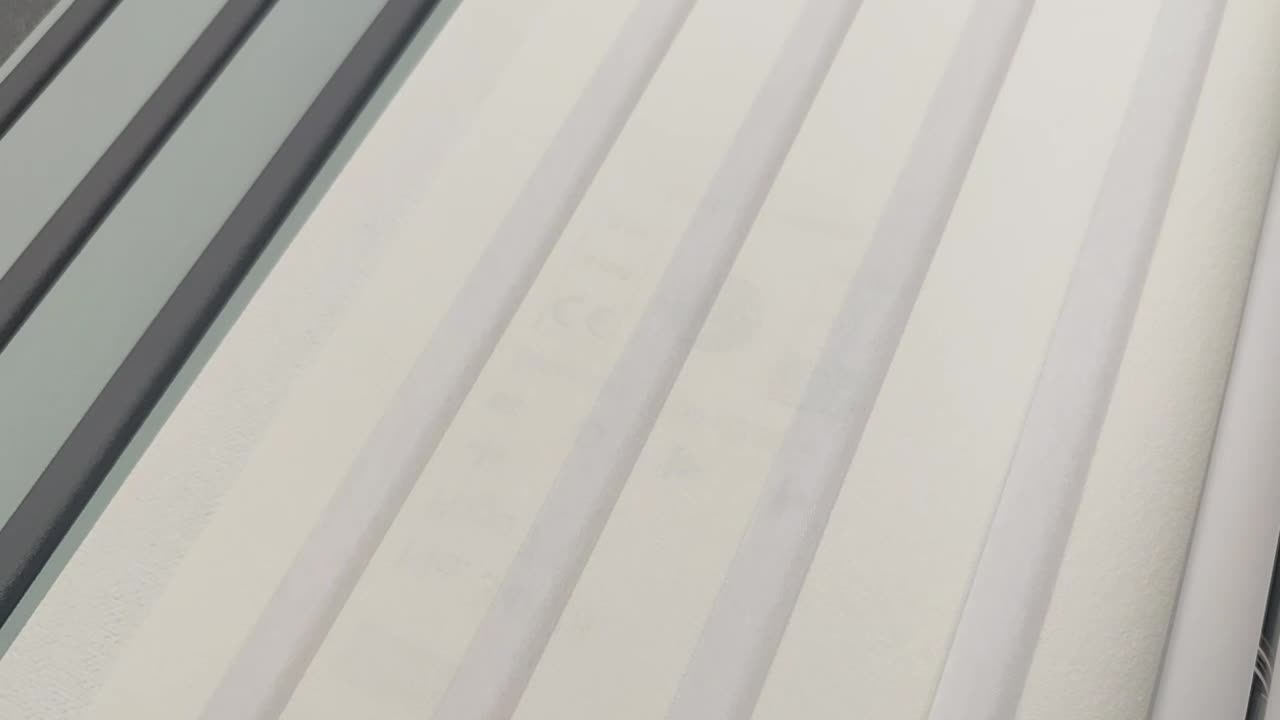 Csíkos mintás koptatott fehér design tapéta