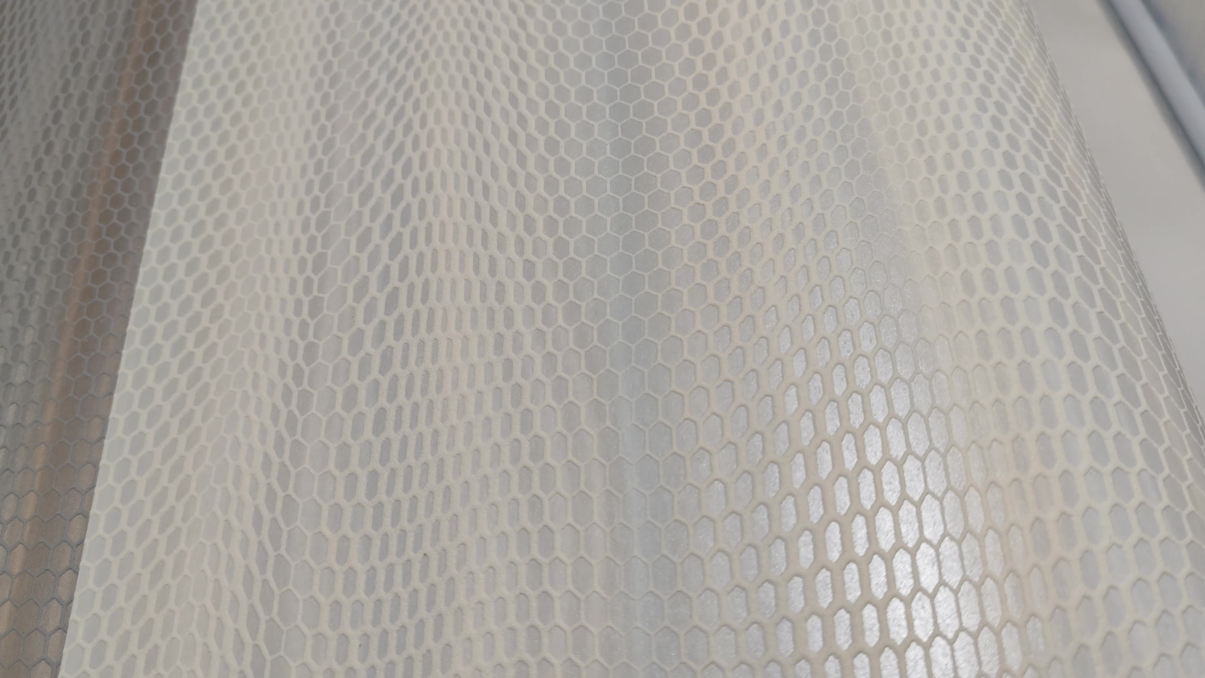 Dekor tapéta 3d geometrai mintával koptatott fehér színben