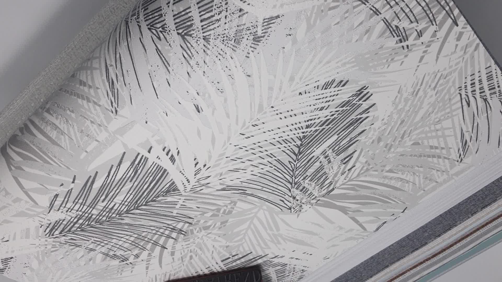 Világos szürke, fehér design tapéta levél mintával