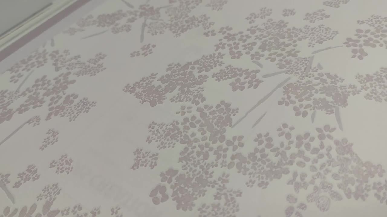 Dekor tapéta faág mintával törtfehér rózsaszín színekkel