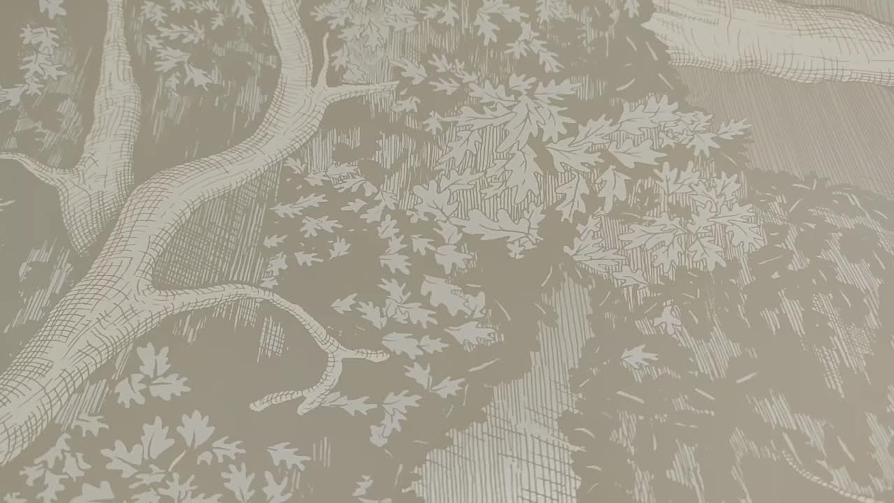 Harlequin luxus tapéta taupe, meleg szürke rajzolt erdei fás mintával