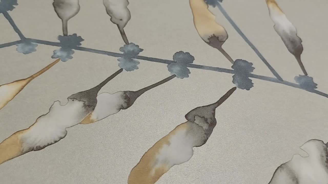 Luxus Harlequin dekor tapéta, gyöngyház szürke alapon kék, sárga , szürke levél mintával