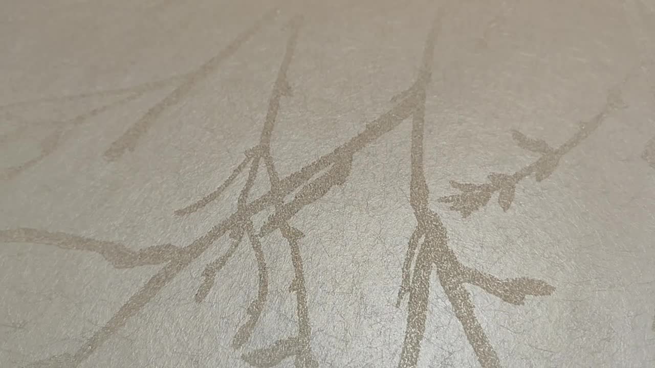 Design tapéta üveggyöngyös faág mintával pezsgő színben