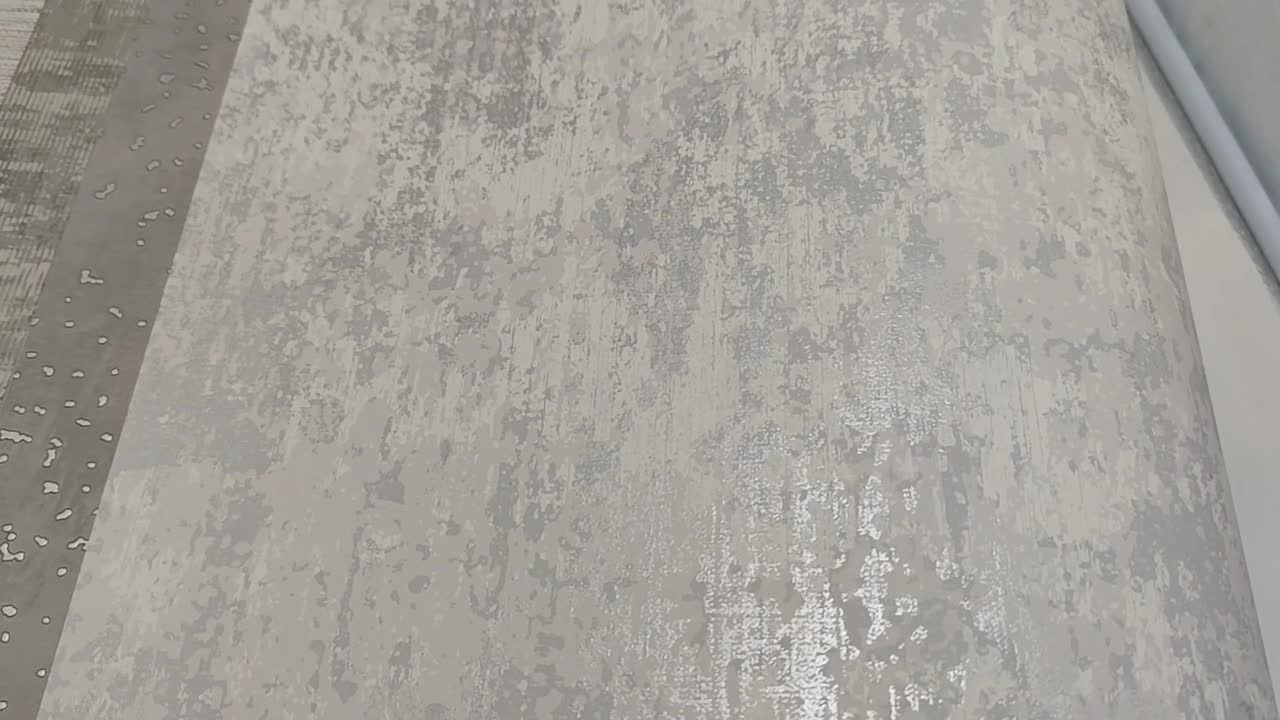 Ezüst szürke dekor tapéta koptatott hatású mintával