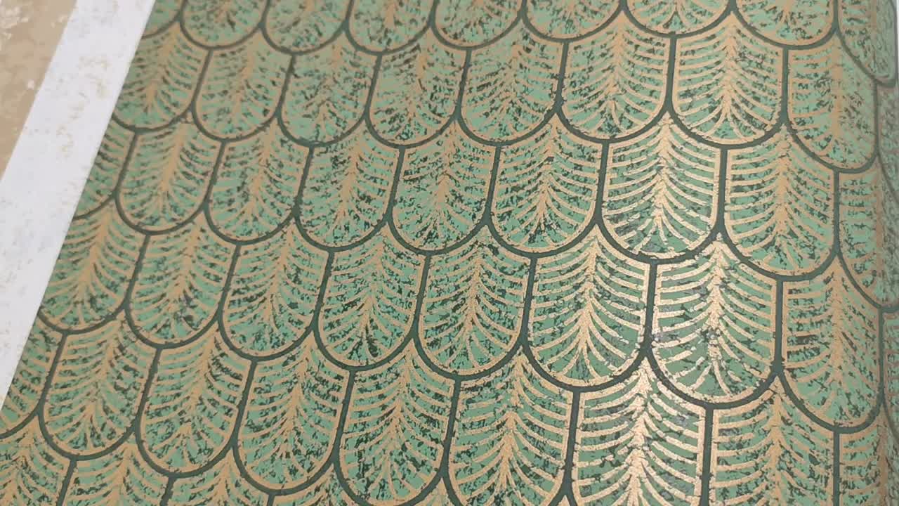 Smaragdzöld tapéta arany art deco mintával