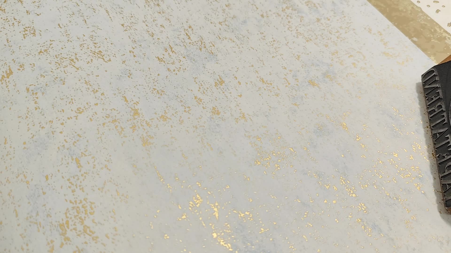 Dekor tapéta kék arany absztrakt mintával