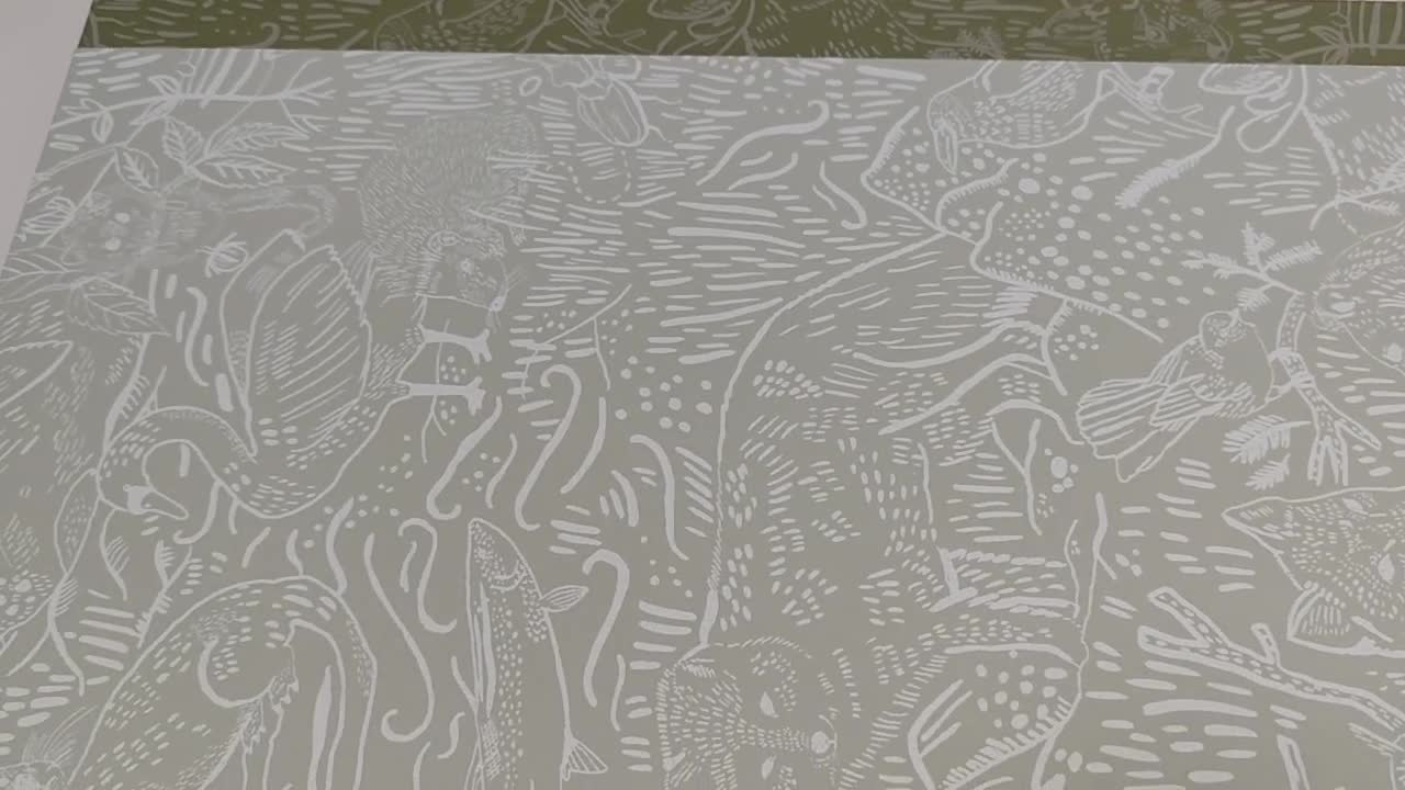 Dekor tapéta szürkészöld erdei állatos mintával