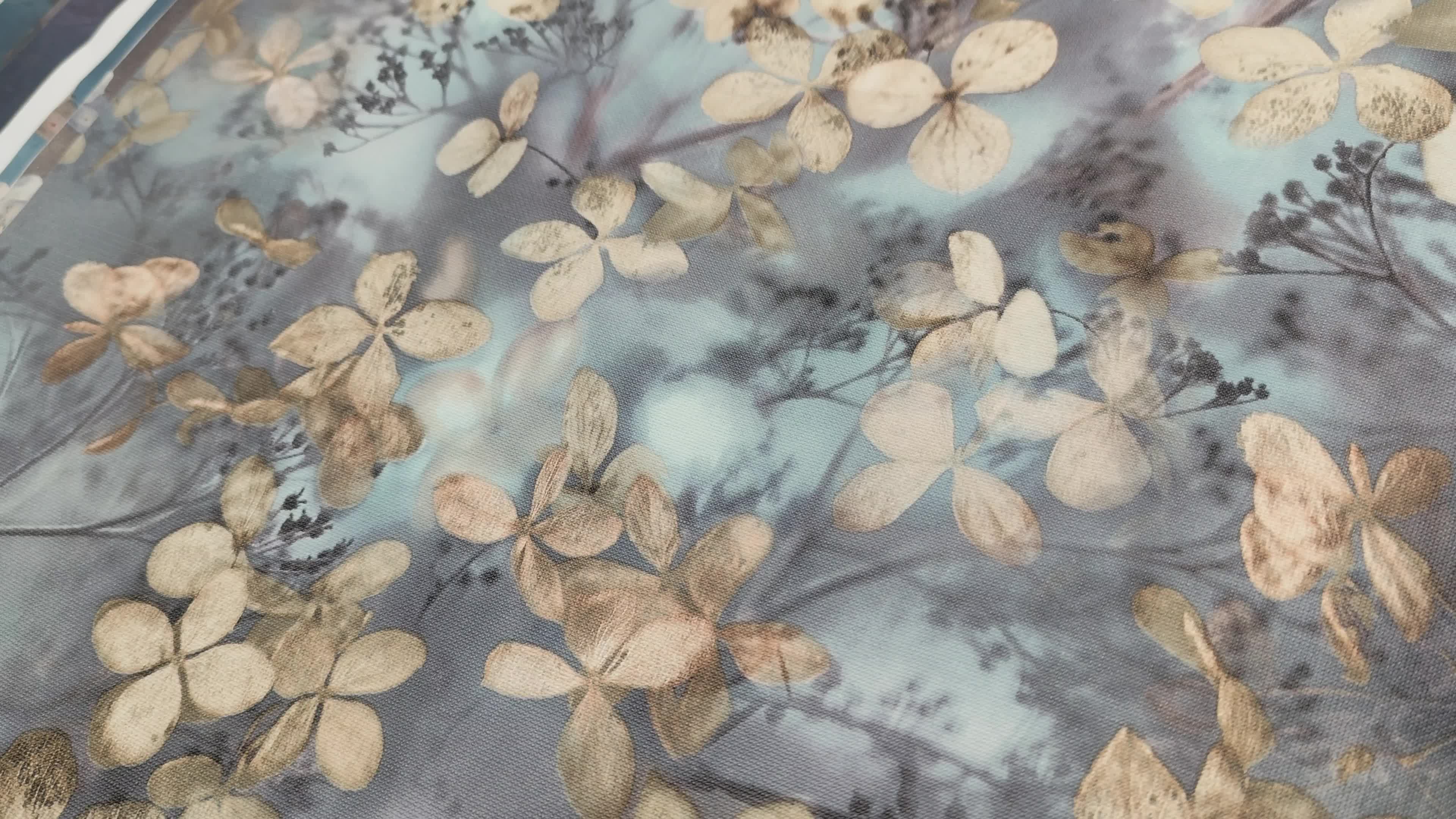 Virágmintás tapéta kék színvilágban