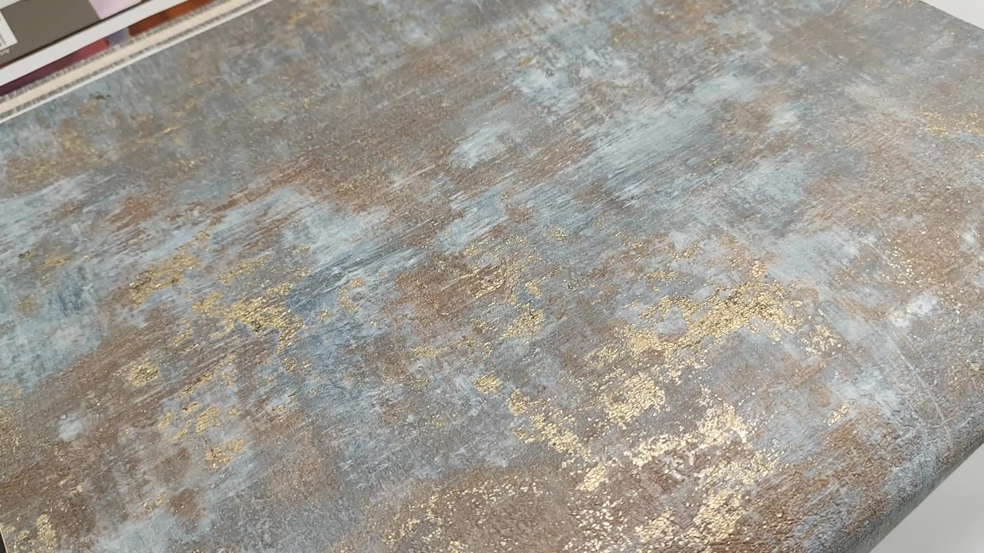 Antik beton mintás vinyl tapéta szürkéskék színben arany koptatással