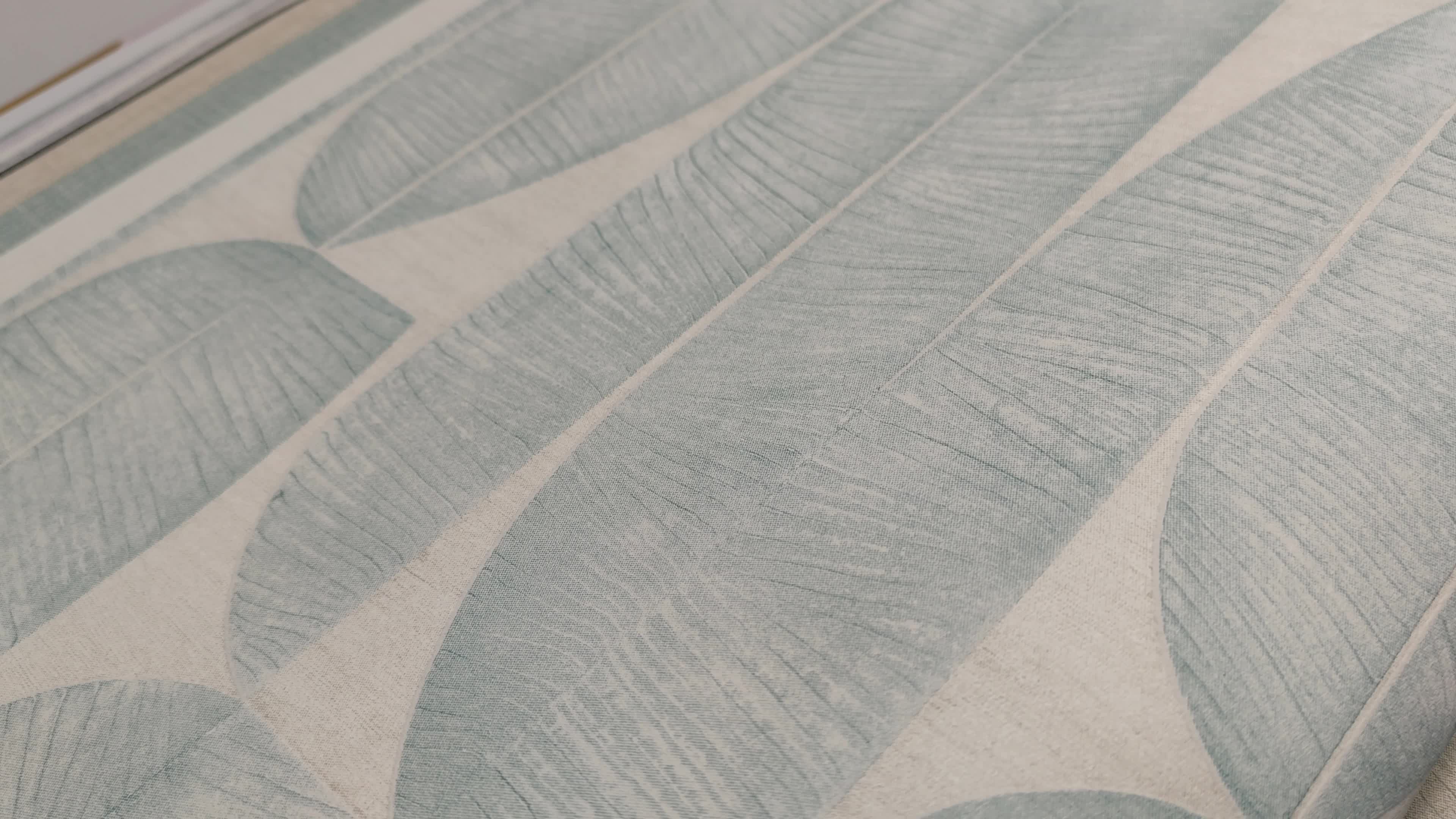 Halványkék tapéta banán levél mintával