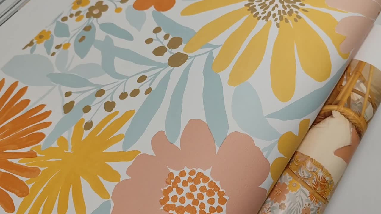 Színes vidám virágmintás gyerek tapéta lányszobába