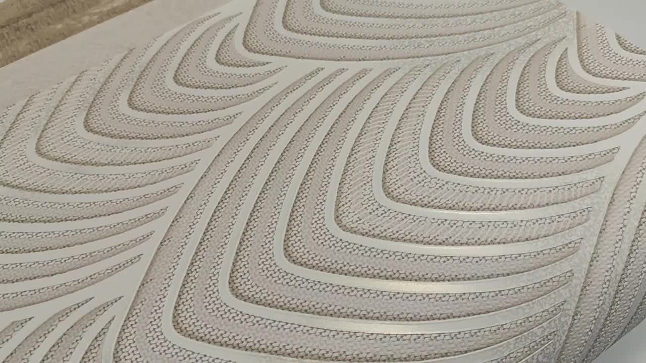 Dekor tapéta melegszürke és gyöngyház színű geometriai mintával