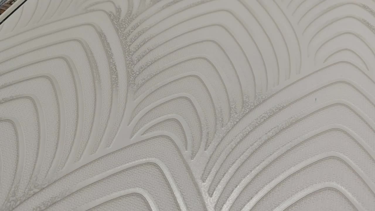 Dekor tapéta fehér és ezüst színű geometriai mintával