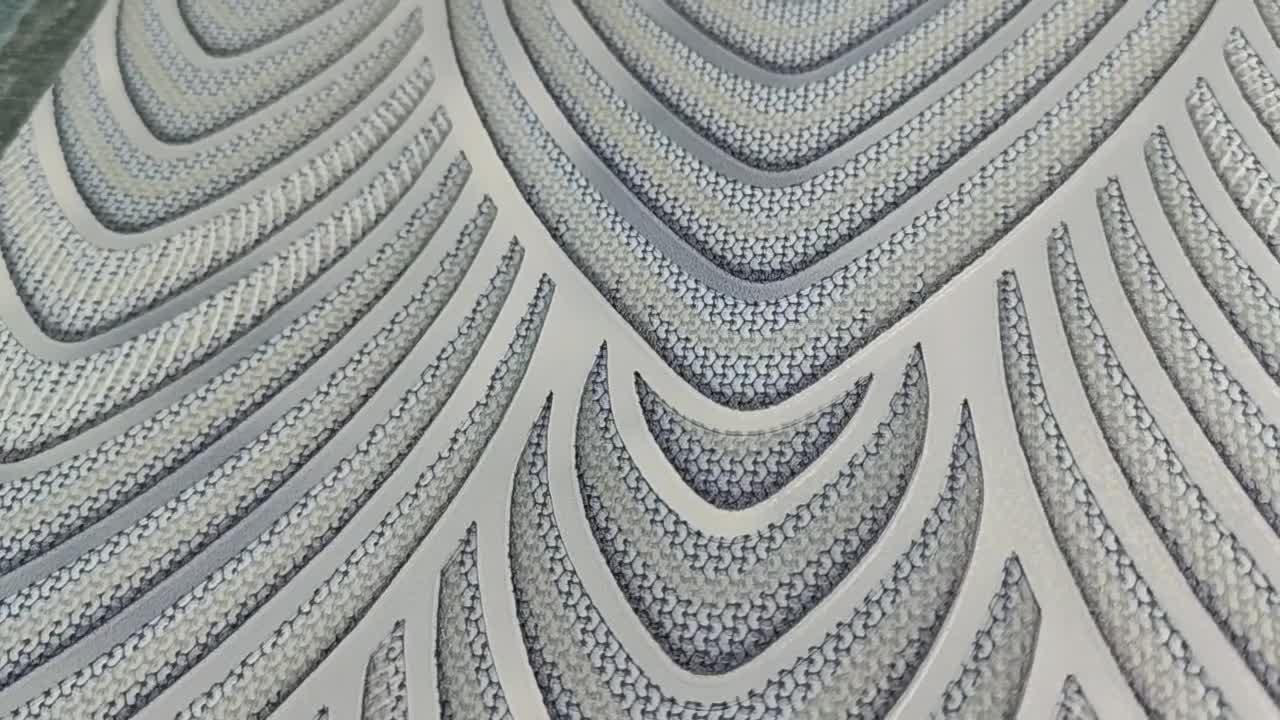 Dekor tapéta kék és gyöngyház színű geometriai mintával