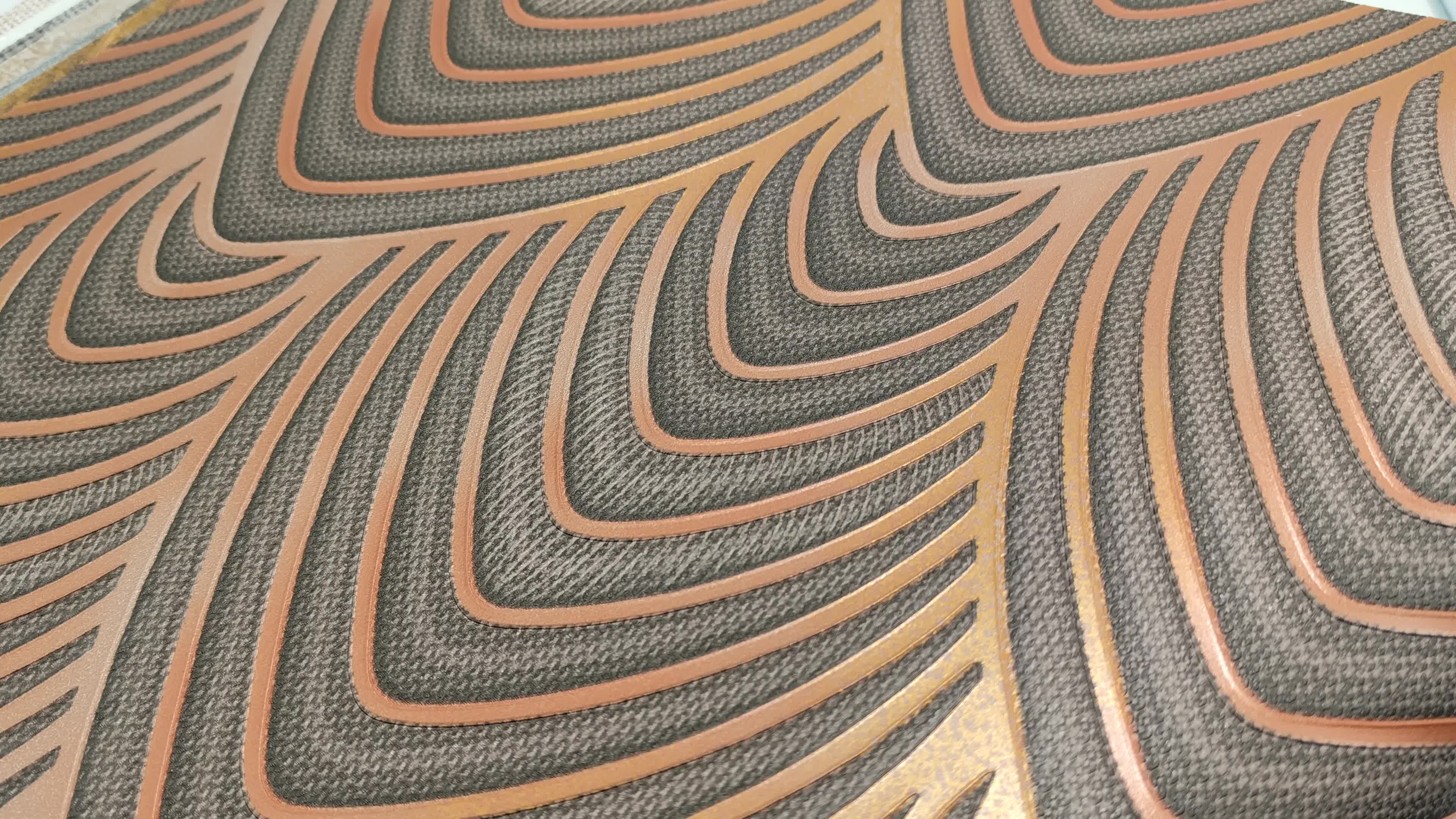 Dekor tapéta barna és bronz színű geometriai mintával