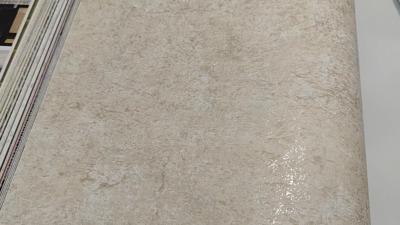 Mosható modern dekor tapéta törtfehér és ezüst színű koptatott betonhatású