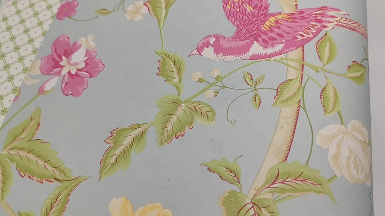 Klasszikus angol madár és virág mintás dekor tapéta kék alapon zöld, rózsaszínben