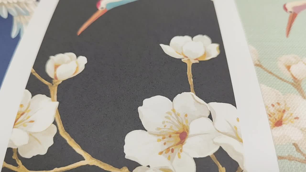 Carl Robinson tapéta fekete alapon daru madár mintával