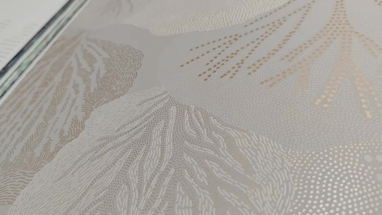 Angol vlies tapéta erdő mintával beige és óarany árnyalatokkal