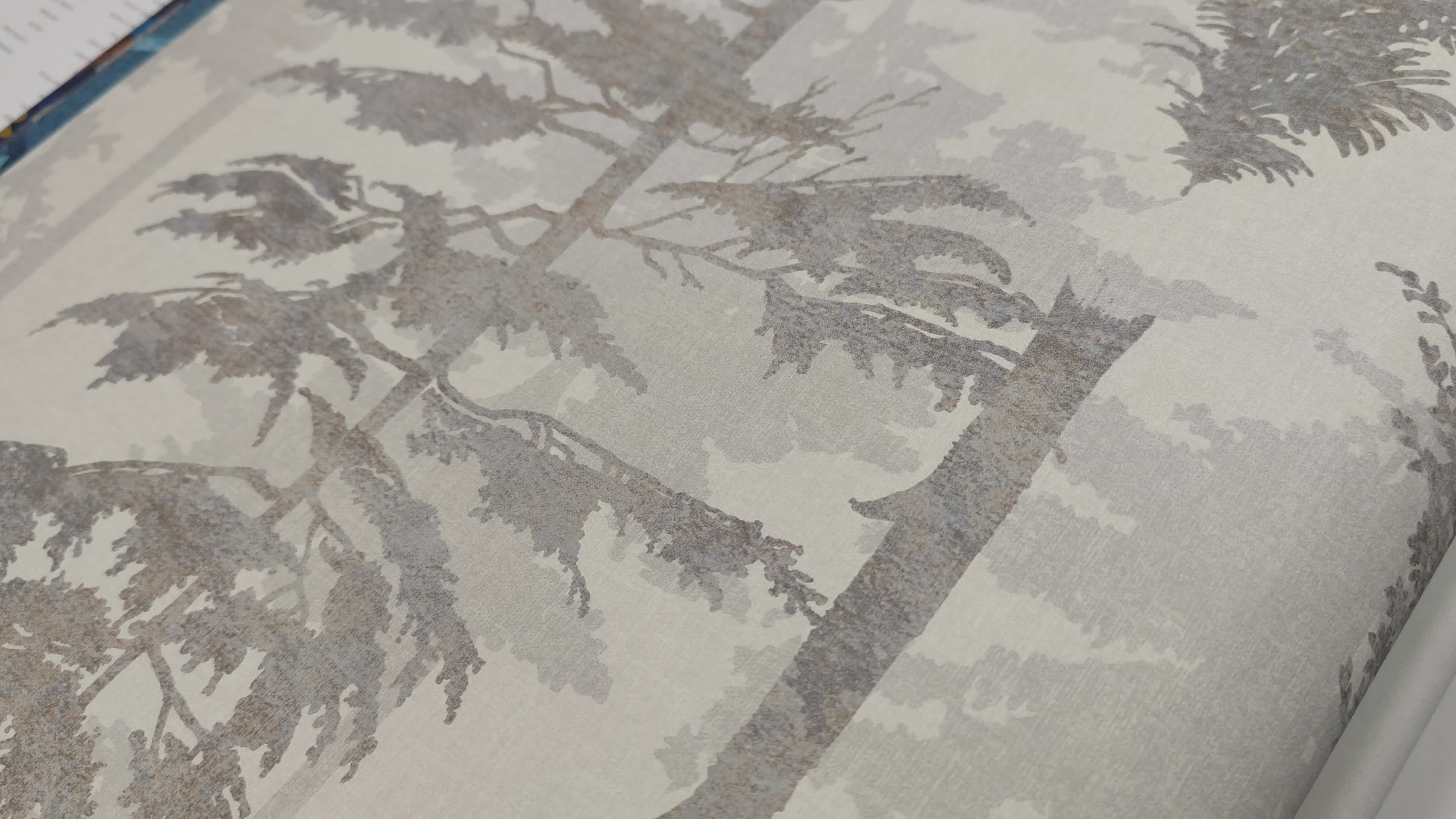 Prémium Angol vlies tapéta erdő mintával barnásszürke színárnyalatokban