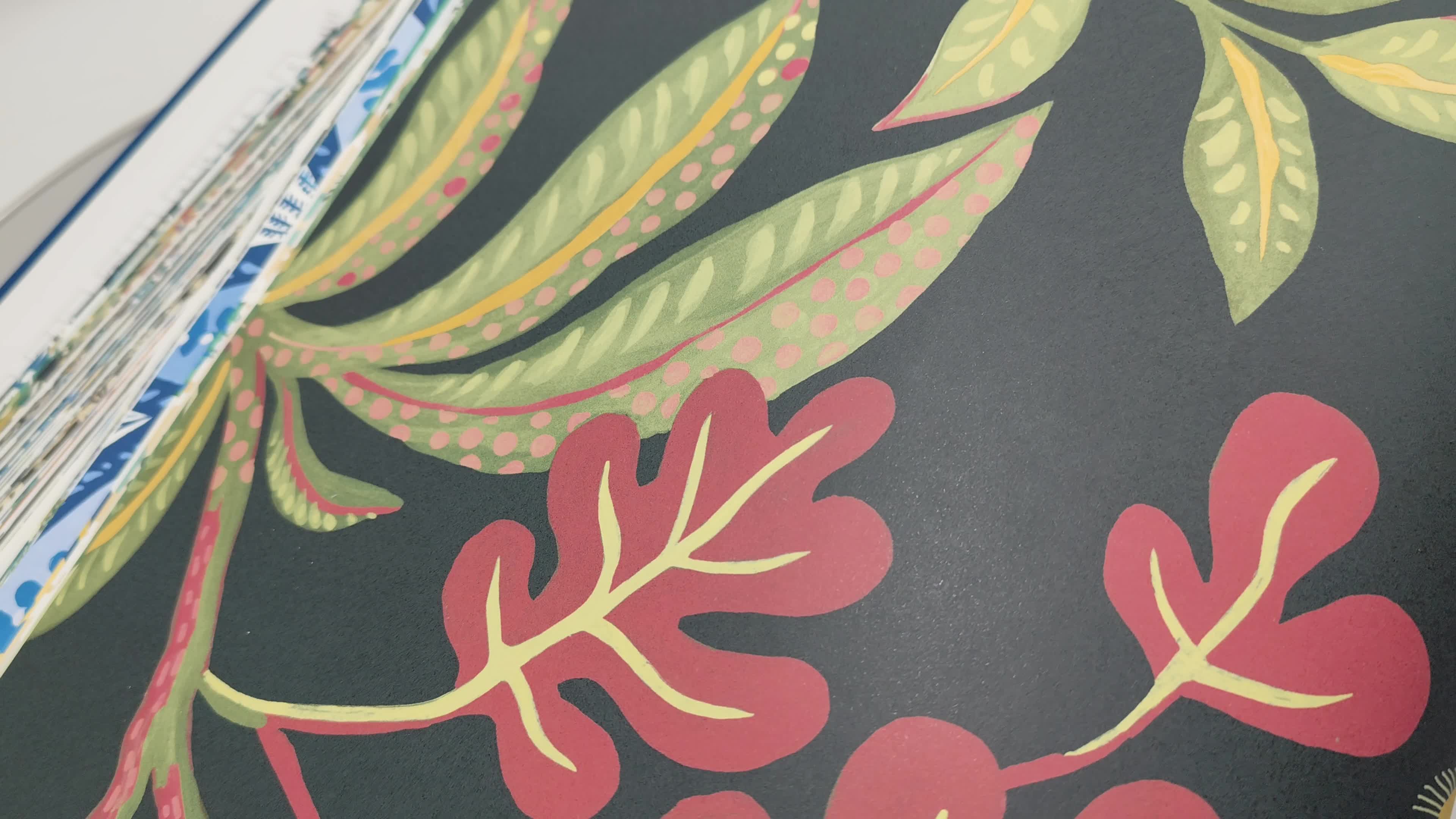 Elegáns angol dekor tapéta Sötétméregzöld alapon Bársonybarna faág mintával