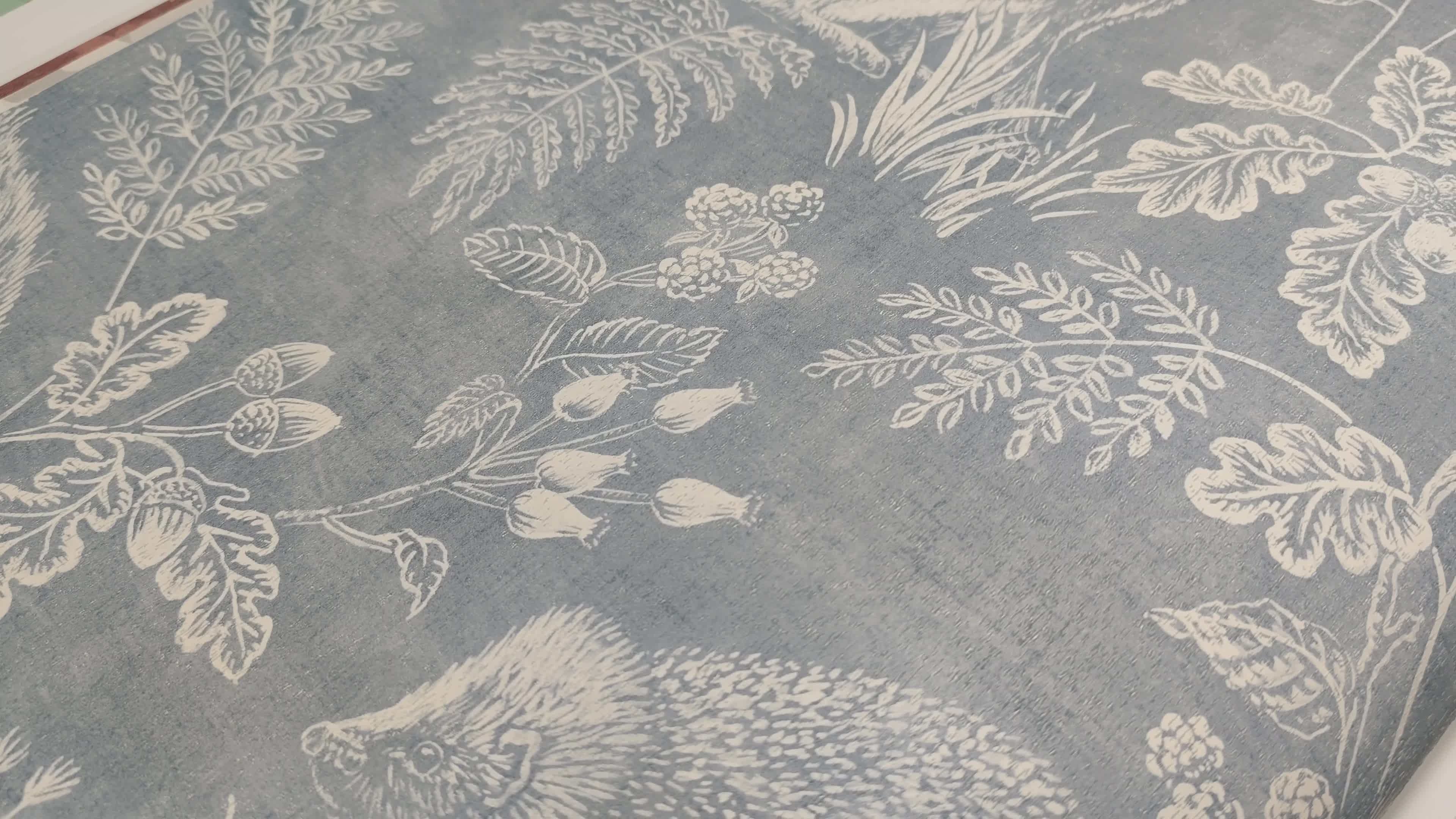 Vintage stílusú dekor tapéta kékes színben mezei állít és virág mintával