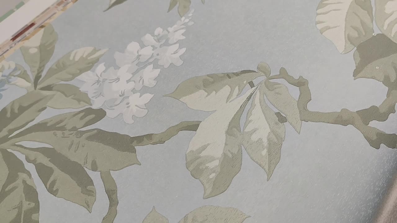 Elegáns angolos stílusú kék virág és levél mintás dekor tapéta