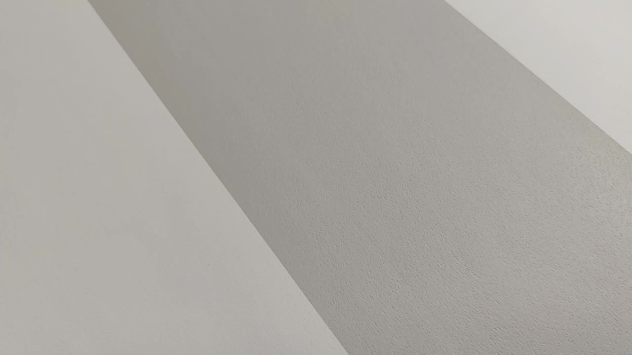 Szürke vastag csíkos mintás vlies design tapéta