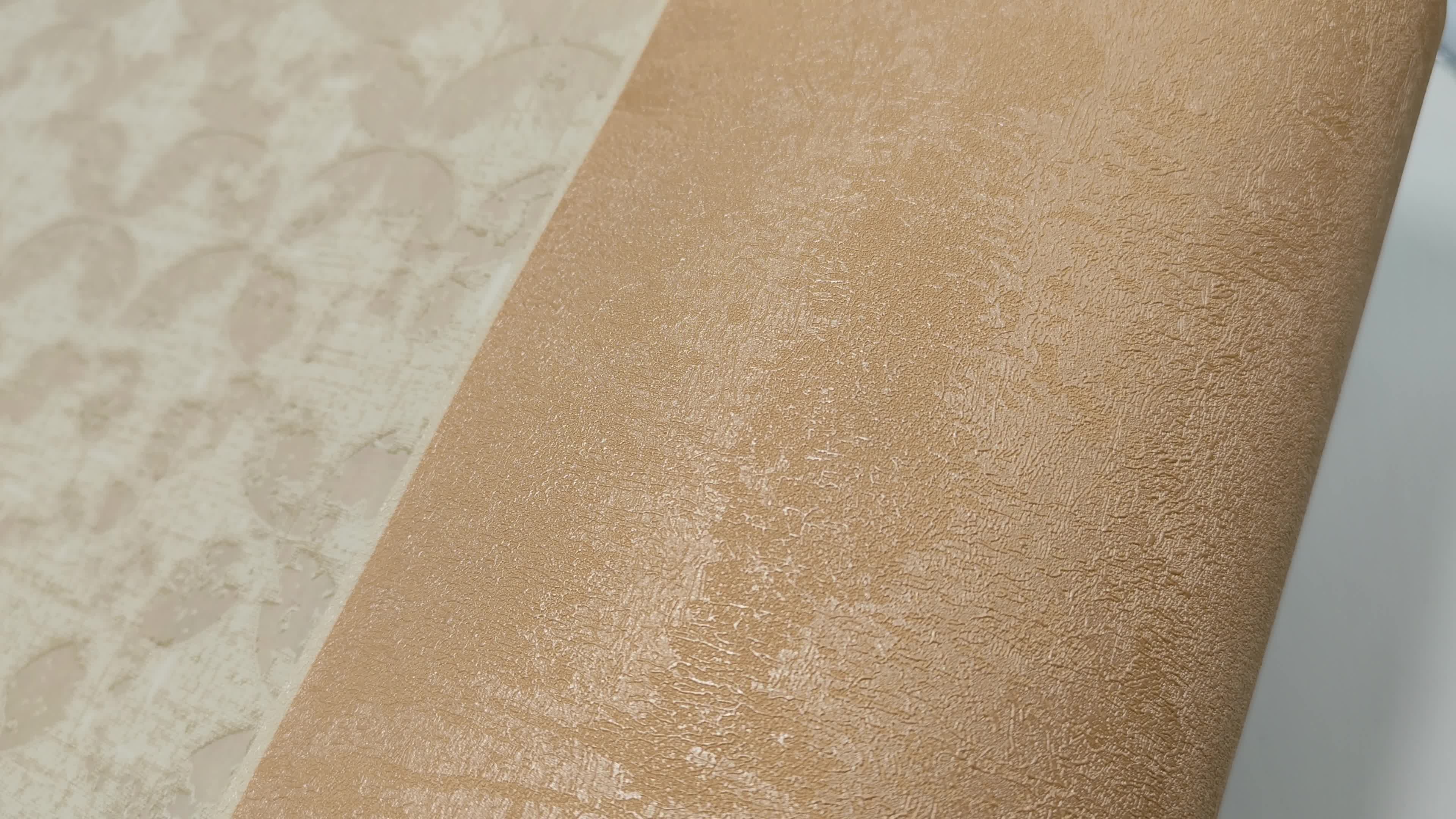 Nyers fal hatású tapéta barack lazacos színvilágban metálos hatással