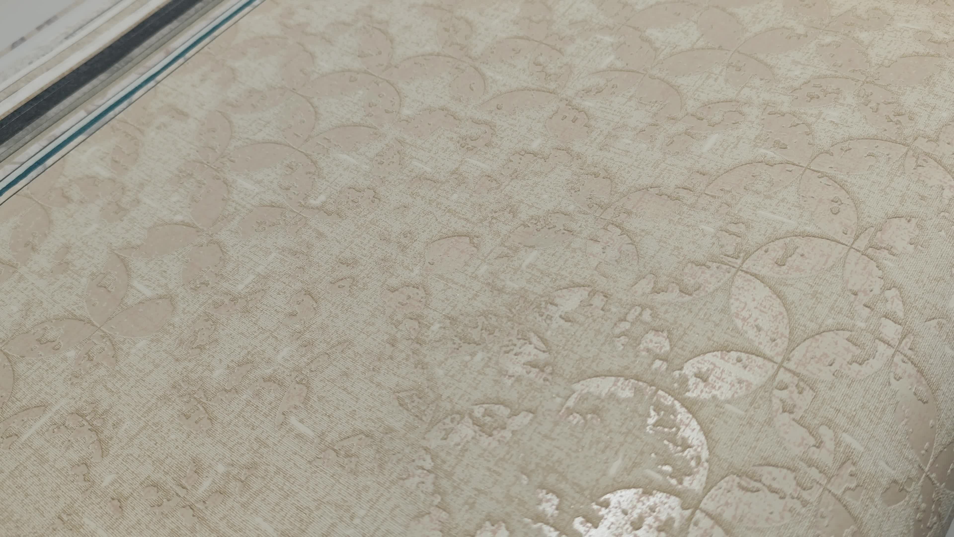 Elegáns dekor tapéta bézs koptatott mintával