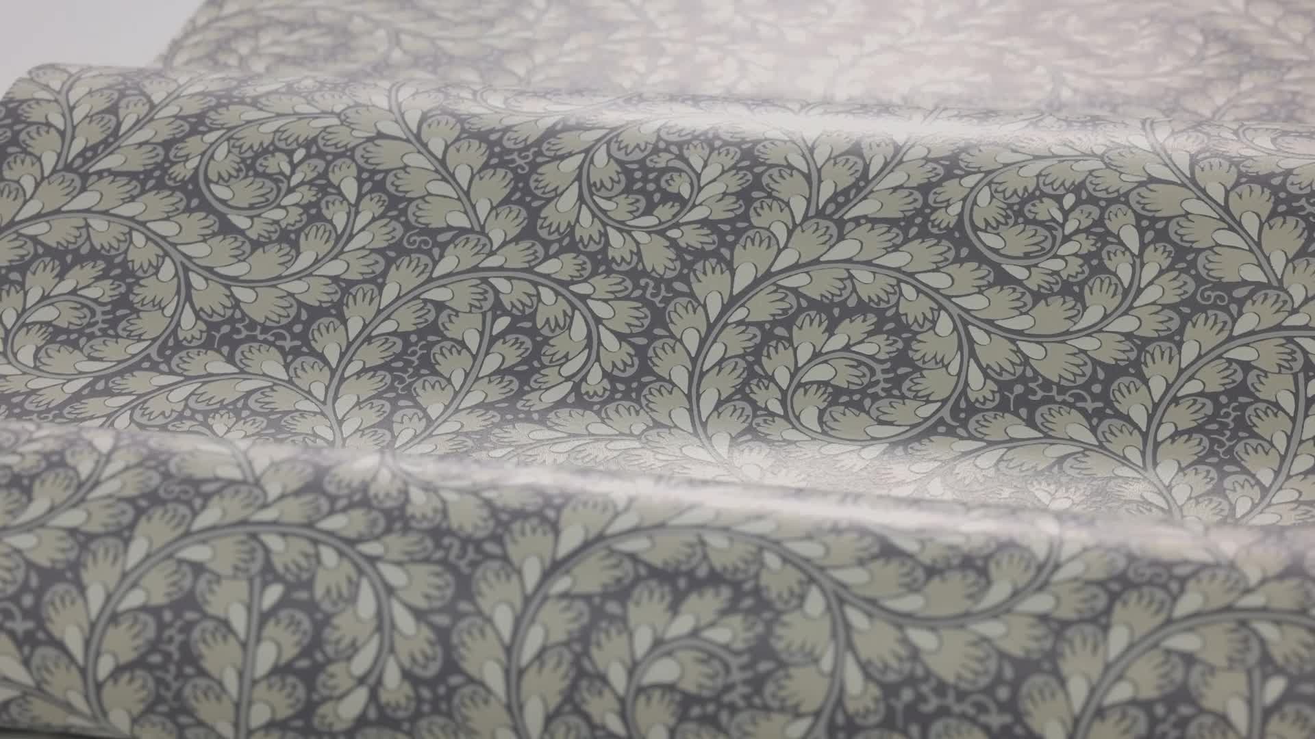 Elegáns mosható dekor tapéta tekergő indal mintával szürke és szürkéslila színben