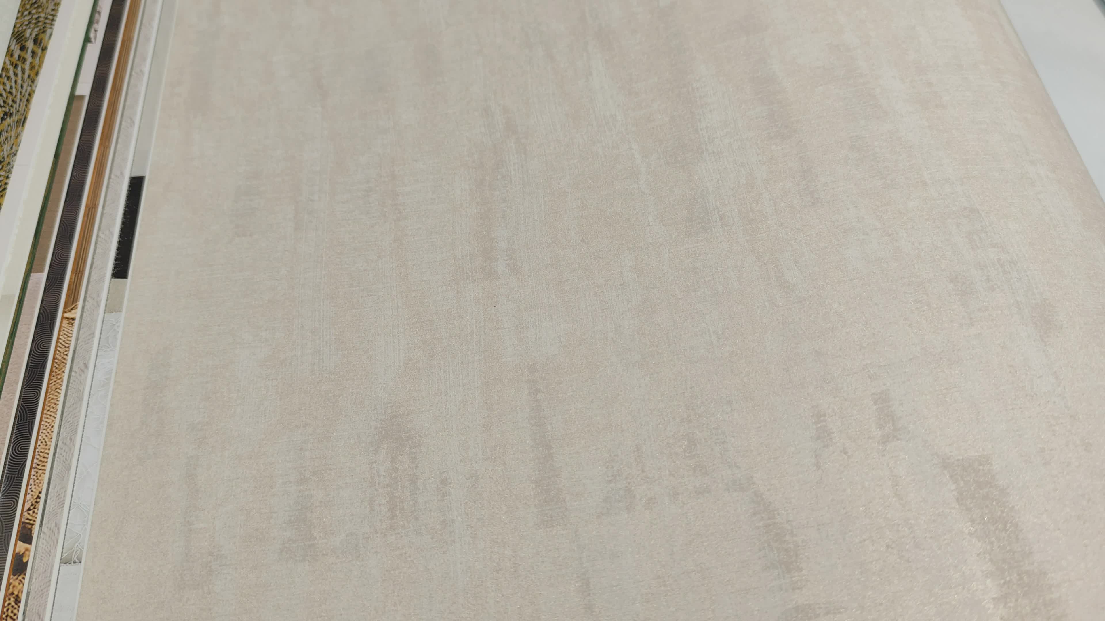 Szürke tapéta elegáns koptatott mintával