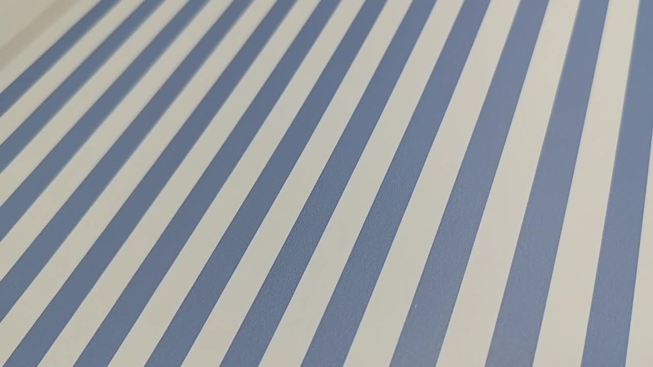 Vékony csíkos gyerek tapéta kék színben