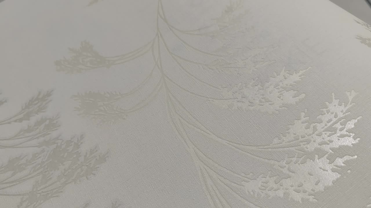 Levélmintás tapéta fehér alapon gyöngyház mintával