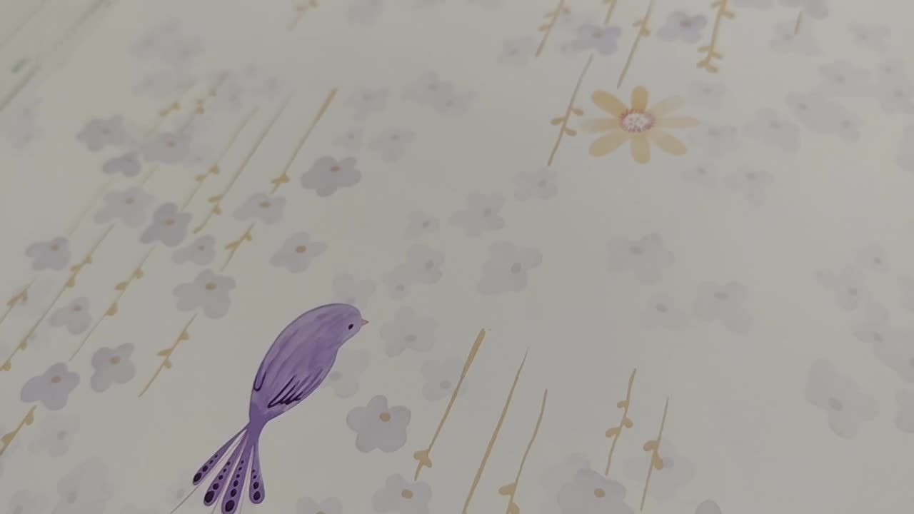 Lila gyerek tapéta madár virág mintával